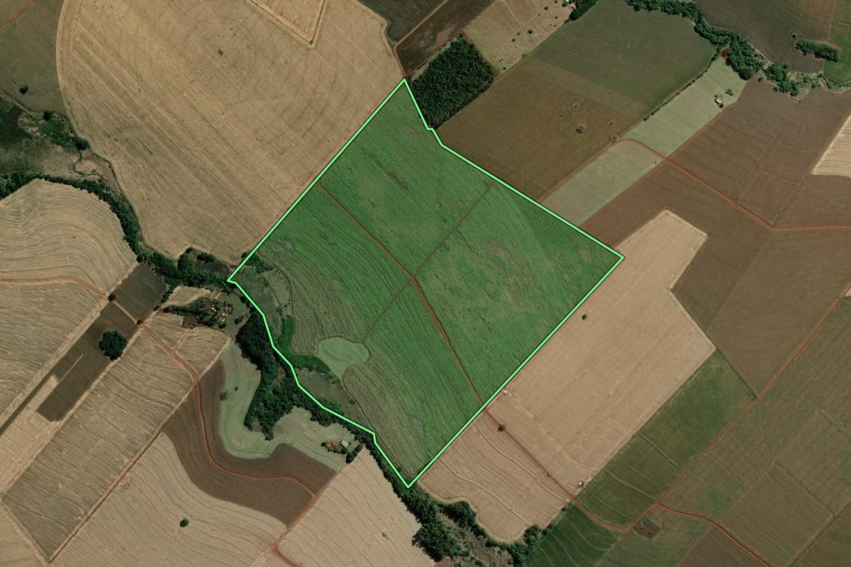 Imagem de satélite do imóvel rural em Santa Cruz do Rio Pardo (SP), com o contorno declarado no CAR desenhado por cima.