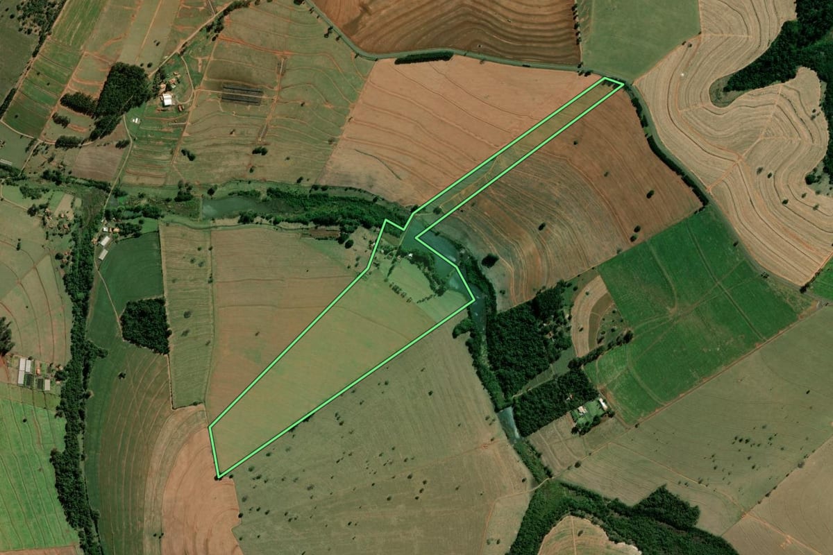 Imagem de satélite do imóvel rural em Santa Cruz do Rio Pardo (SP), com o contorno declarado no CAR desenhado por cima.
