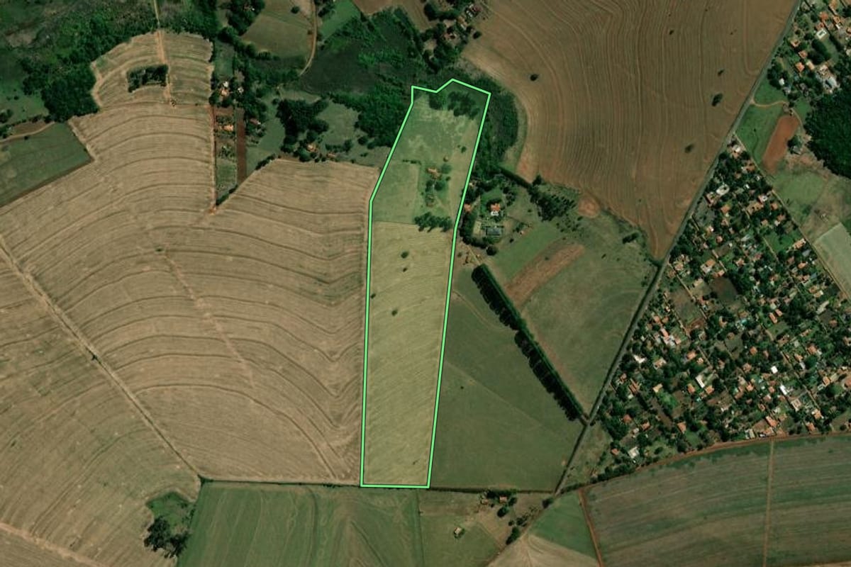 Imagem de satélite do imóvel rural em Santa Cruz do Rio Pardo (SP), com o contorno declarado no CAR desenhado por cima.