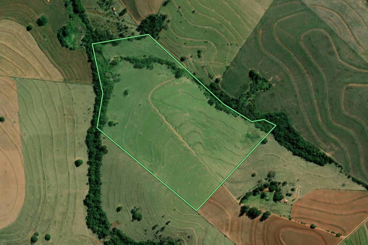 Imagem de satélite do imóvel rural em Santa Cruz do Rio Pardo (SP), com o contorno declarado no CAR desenhado por cima.