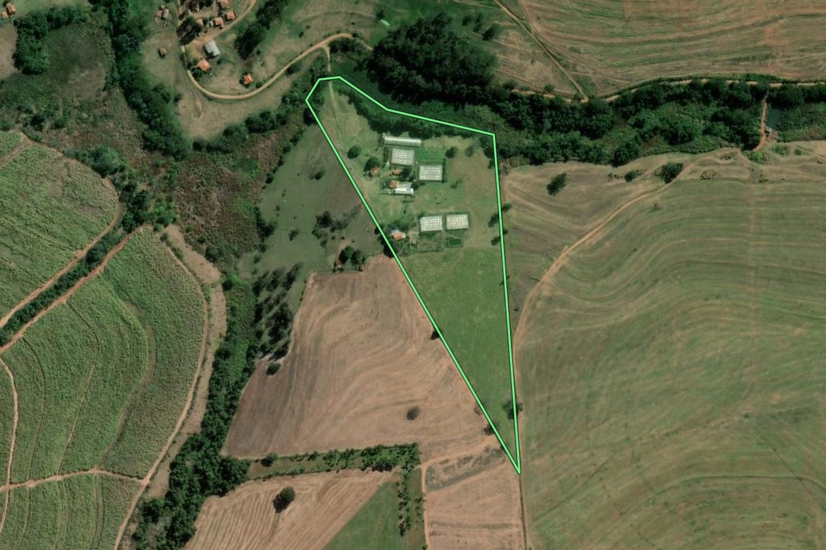 Imagem de satélite do imóvel rural em Santa Cruz do Rio Pardo (SP), com o contorno declarado no CAR desenhado por cima.