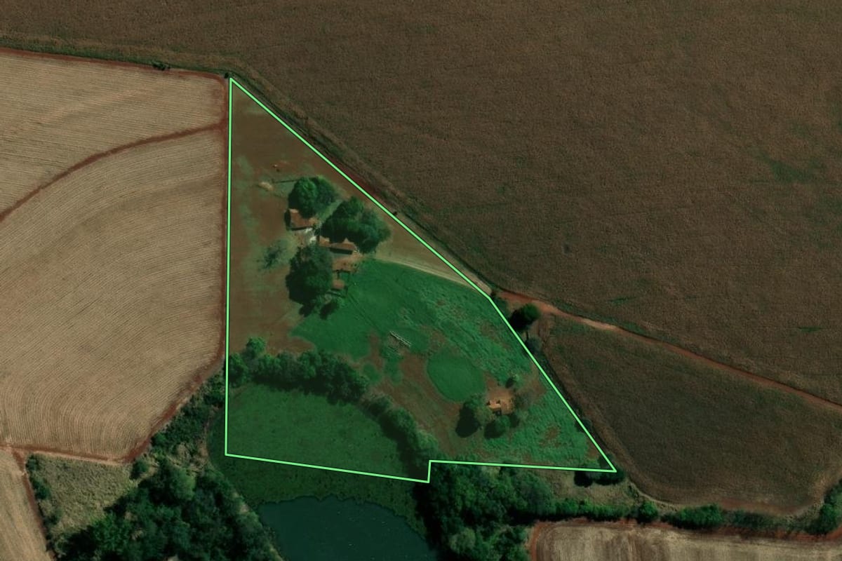 Imagem de satélite do imóvel rural em Santa Cruz do Rio Pardo (SP), com o contorno declarado no CAR desenhado por cima.
