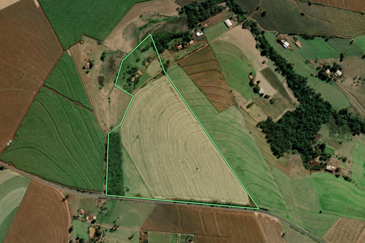 Imagem de satélite do imóvel rural em Santa Cruz do Rio Pardo (SP), com o contorno declarado no CAR desenhado por cima.
