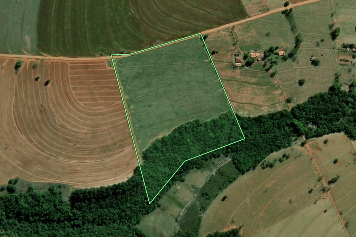 Imagem de satélite do imóvel rural em Santa Cruz do Rio Pardo (SP), com o contorno declarado no CAR desenhado por cima.