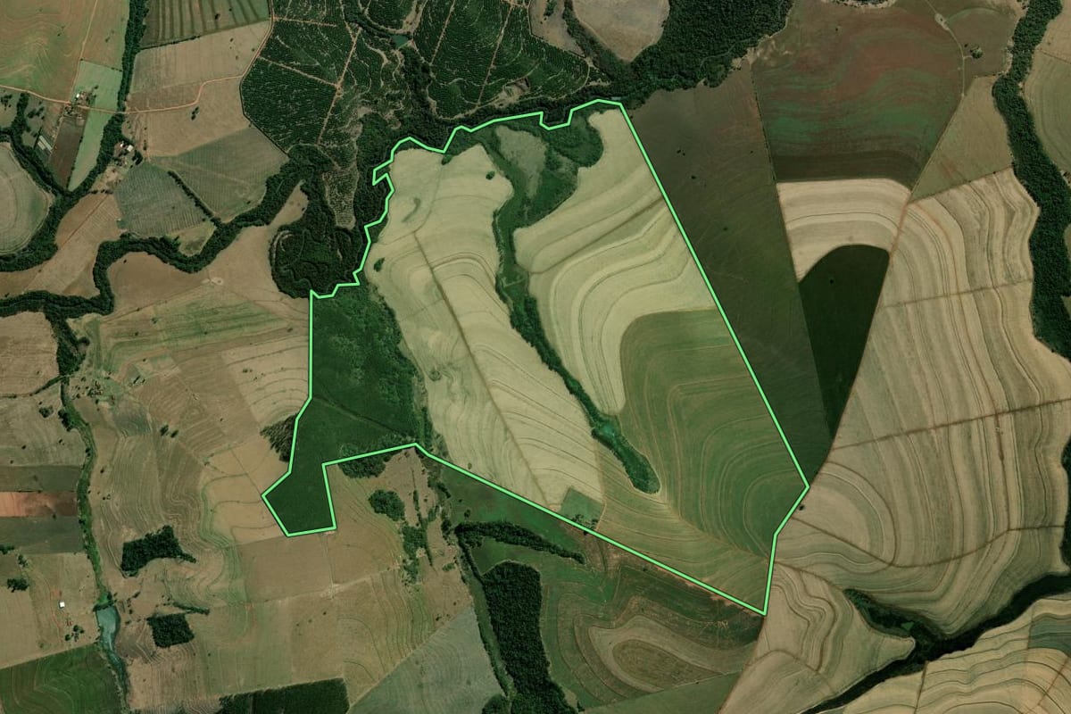 Imagem de satélite do imóvel rural em Santa Cruz do Rio Pardo (SP), com o contorno declarado no CAR desenhado por cima.