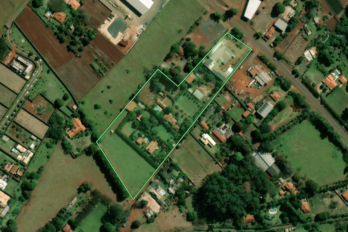 Imagem de satélite do imóvel rural em Santa Cruz do Rio Pardo (SP), com o contorno declarado no CAR desenhado por cima.