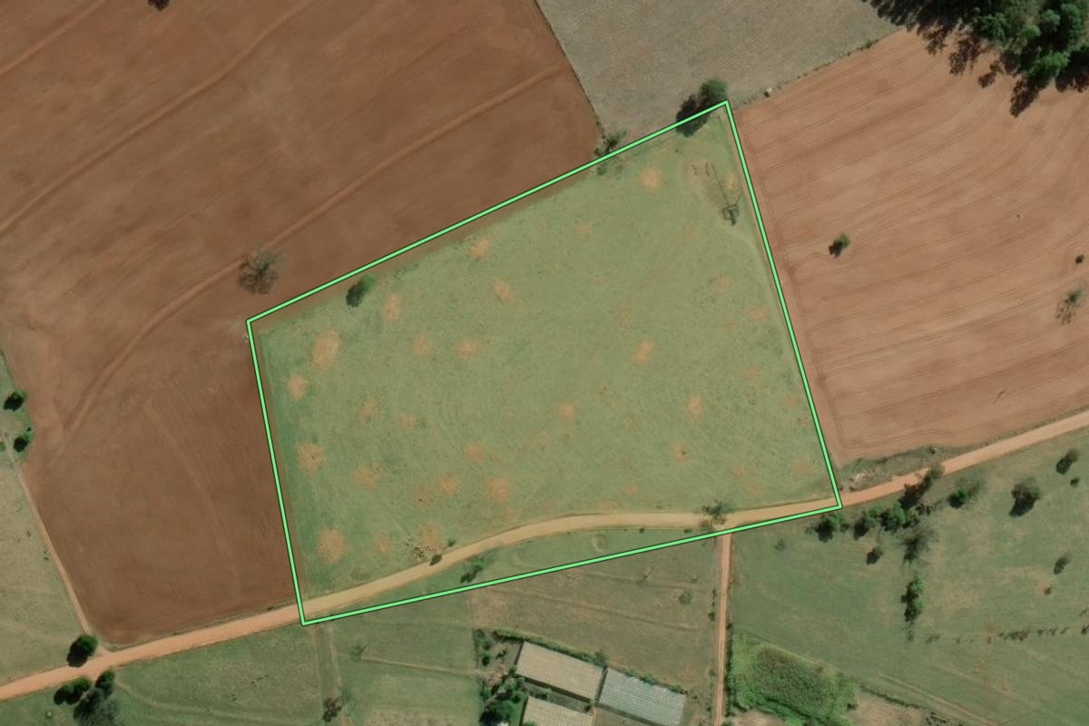 Imagem de satélite do imóvel rural em Santa Cruz do Rio Pardo (SP), com o contorno declarado no CAR desenhado por cima.