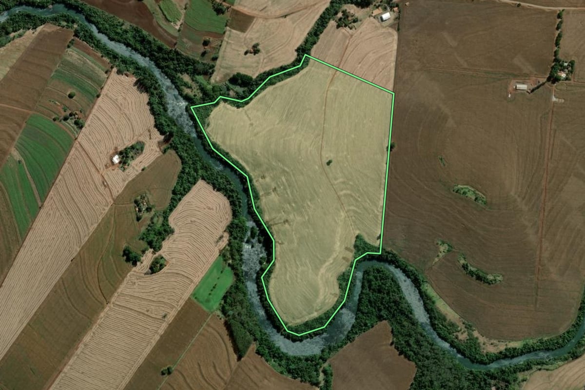 Imagem de satélite do imóvel rural em Santa Cruz do Rio Pardo (SP), com o contorno declarado no CAR desenhado por cima.