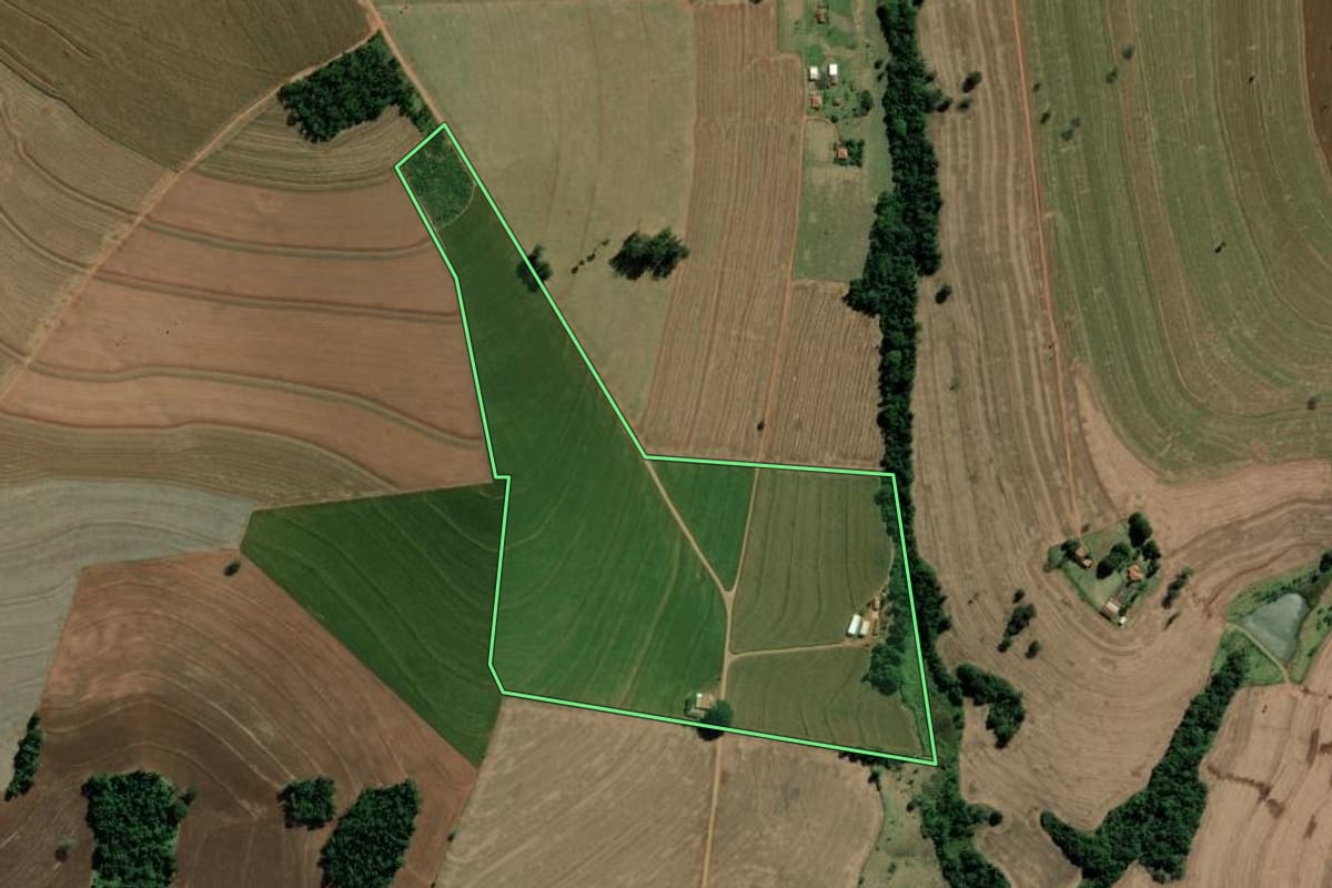 Imagem de satélite do imóvel rural em Santa Cruz do Rio Pardo (SP), com o contorno declarado no CAR desenhado por cima.