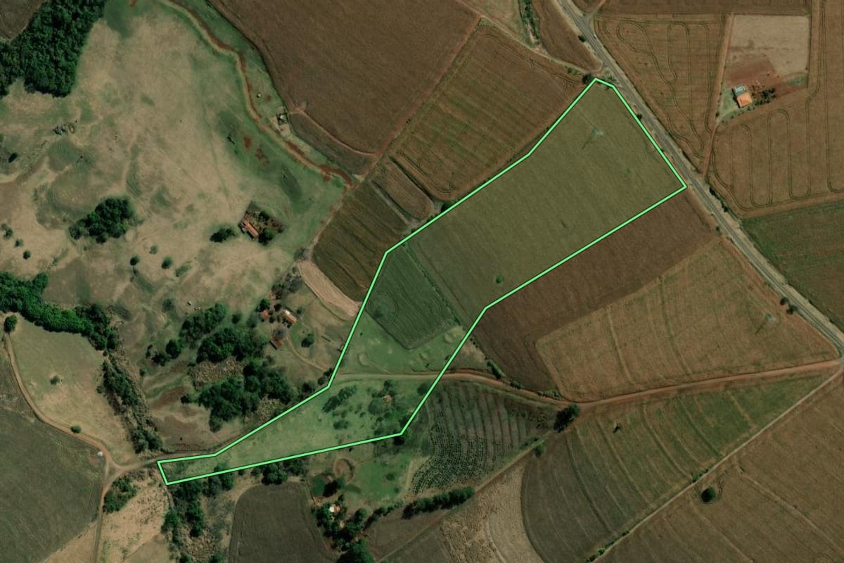 Imagem de satélite do imóvel rural em Santa Cruz do Rio Pardo (SP), com o contorno declarado no CAR desenhado por cima.