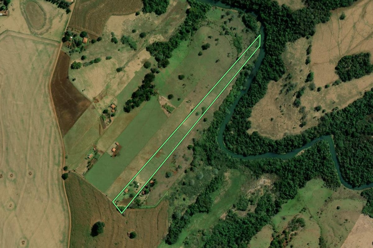 Imagem de satélite do imóvel rural em Santa Cruz do Rio Pardo (SP), com o contorno declarado no CAR desenhado por cima.