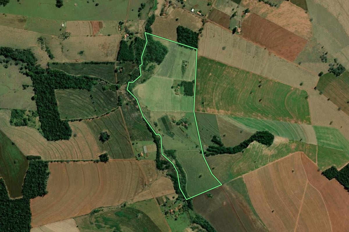 Imagem de satélite do imóvel rural em Santa Cruz do Rio Pardo (SP), com o contorno declarado no CAR desenhado por cima.