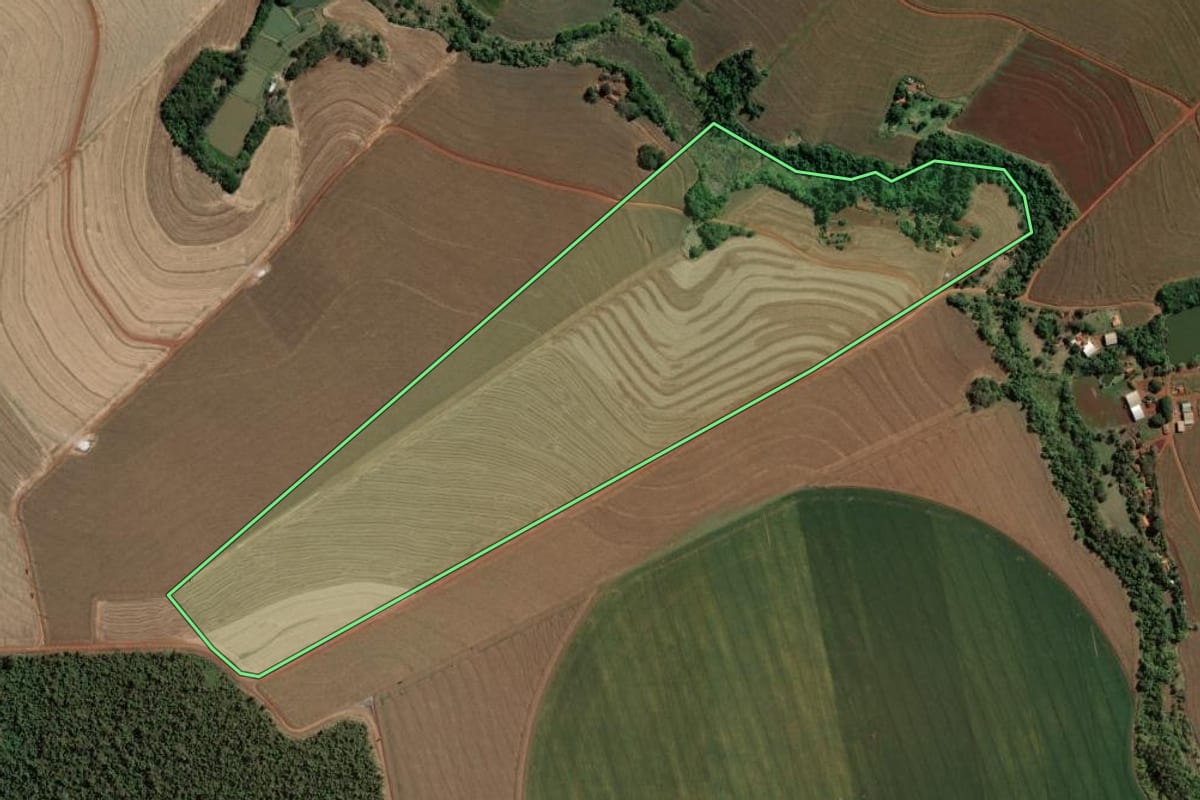 Imagem de satélite do imóvel rural em Santa Cruz do Rio Pardo (SP), com o contorno declarado no CAR desenhado por cima.