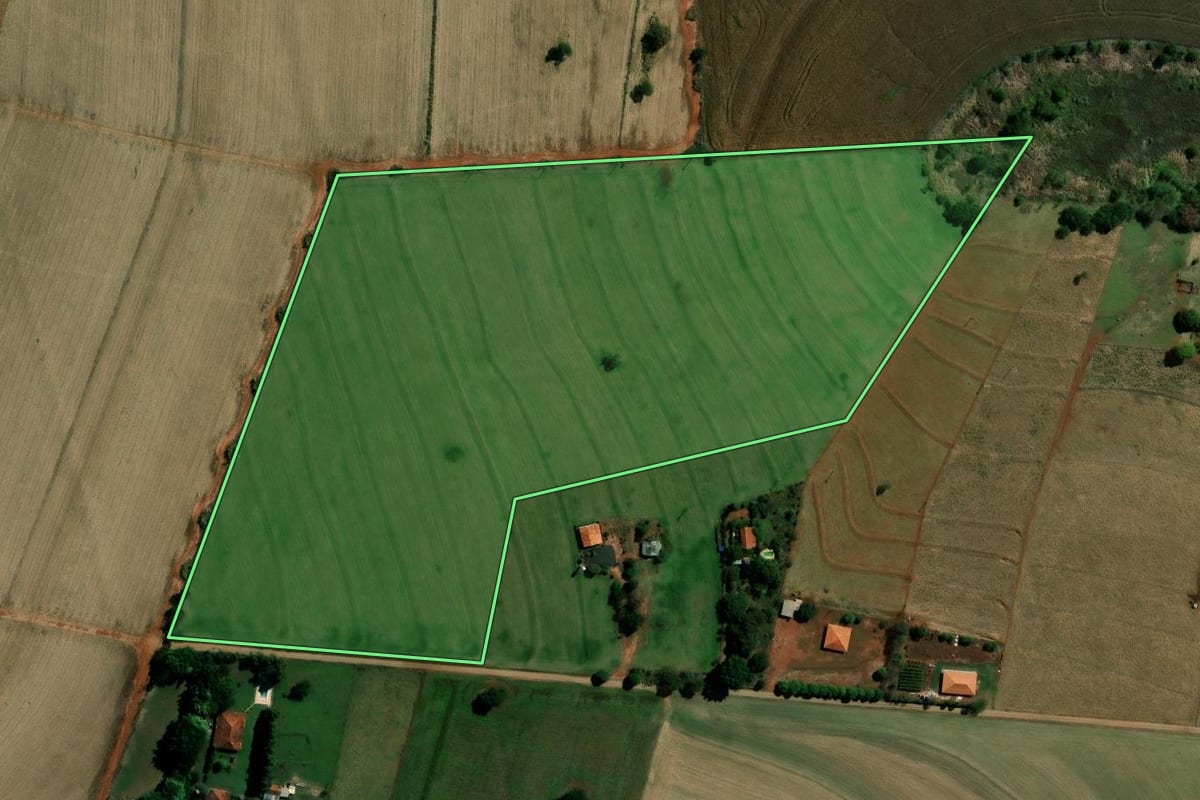 Imagem de satélite do imóvel rural em Santa Cruz do Rio Pardo (SP), com o contorno declarado no CAR desenhado por cima.