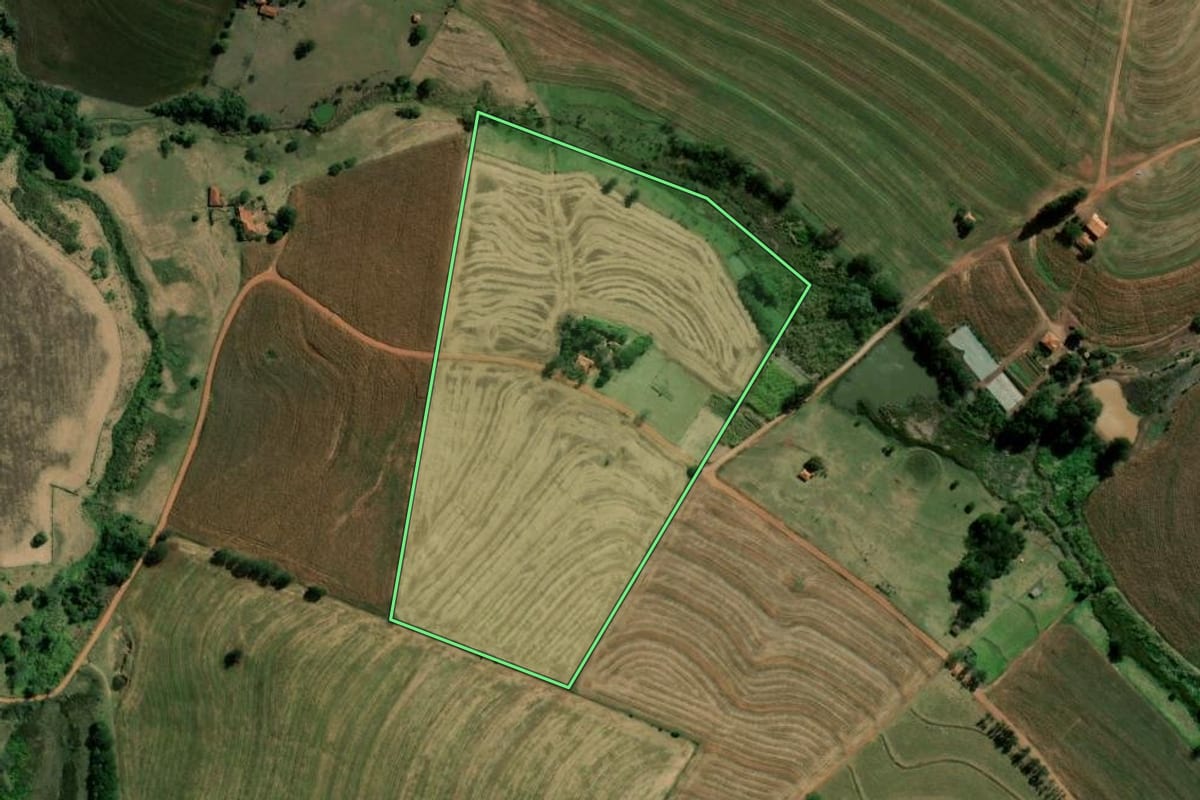 Imagem de satélite do imóvel rural em Santa Cruz do Rio Pardo (SP), com o contorno declarado no CAR desenhado por cima.
