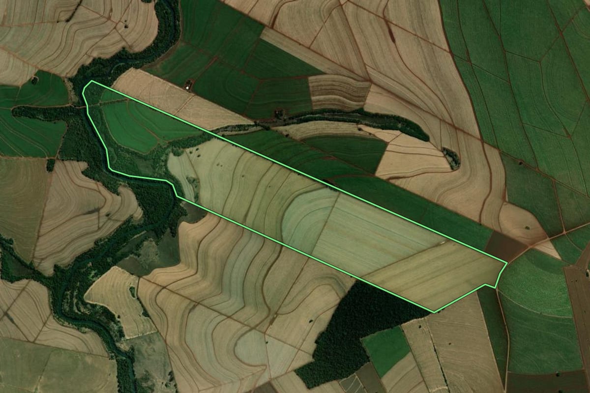 Imagem de satélite do imóvel rural em Santa Cruz do Rio Pardo (SP), com o contorno declarado no CAR desenhado por cima.