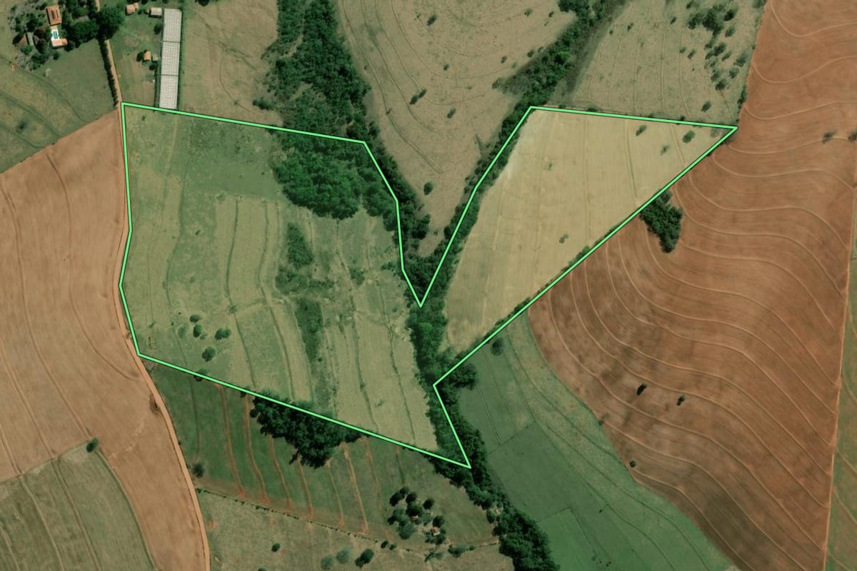 Imagem de satélite do imóvel rural em Santa Cruz do Rio Pardo (SP), com o contorno declarado no CAR desenhado por cima.