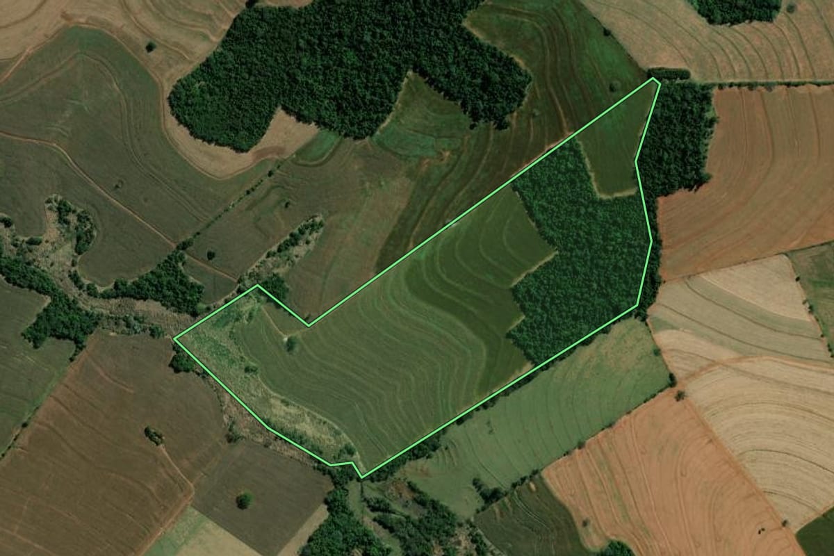 Imagem de satélite do imóvel rural em Santa Cruz do Rio Pardo (SP), com o contorno declarado no CAR desenhado por cima.