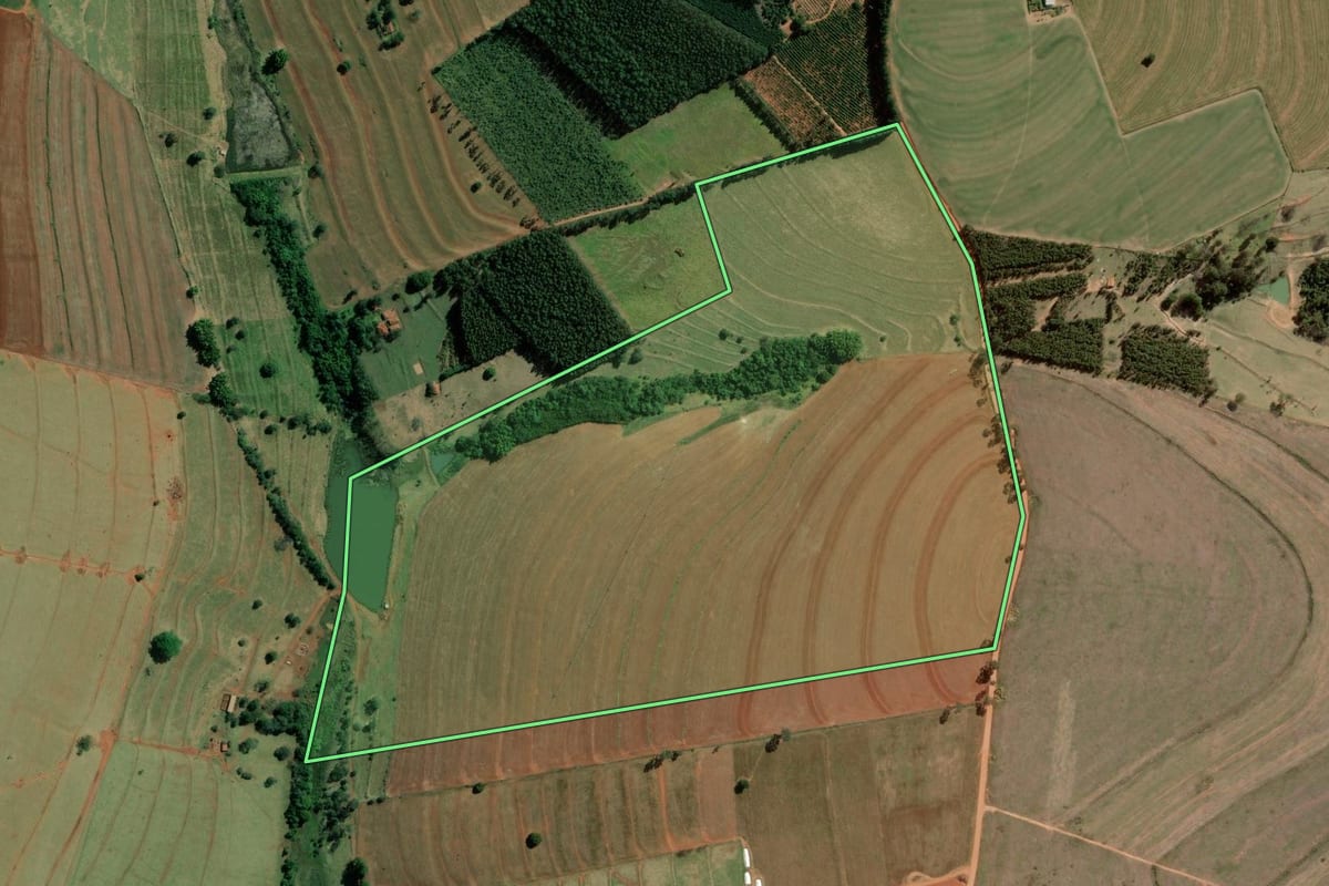 Imagem de satélite do imóvel rural em Santa Cruz do Rio Pardo (SP), com o contorno declarado no CAR desenhado por cima.