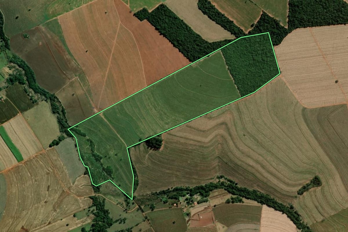 Imagem de satélite do imóvel rural em Santa Cruz do Rio Pardo (SP), com o contorno declarado no CAR desenhado por cima.