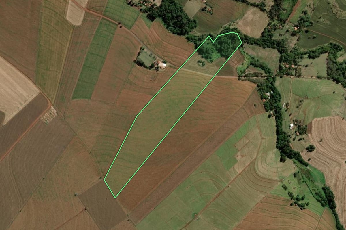 Imagem de satélite do imóvel rural em Santa Cruz do Rio Pardo (SP), com o contorno declarado no CAR desenhado por cima.