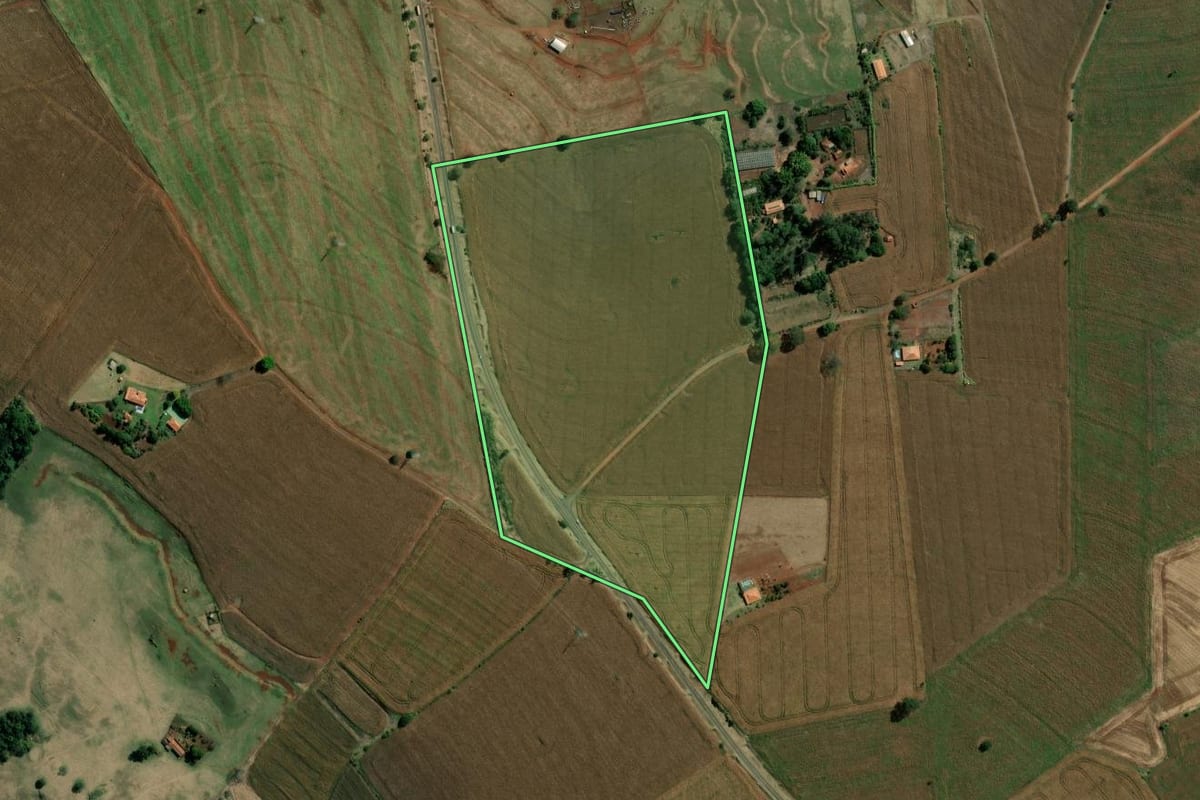 Imagem de satélite do imóvel rural em Santa Cruz do Rio Pardo (SP), com o contorno declarado no CAR desenhado por cima.