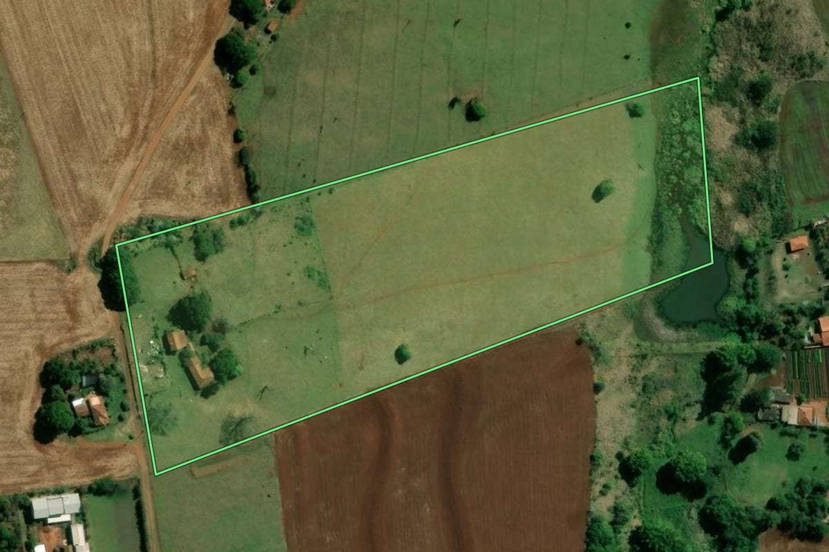 Imagem de satélite do imóvel rural em Santa Cruz do Rio Pardo (SP), com o contorno declarado no CAR desenhado por cima.