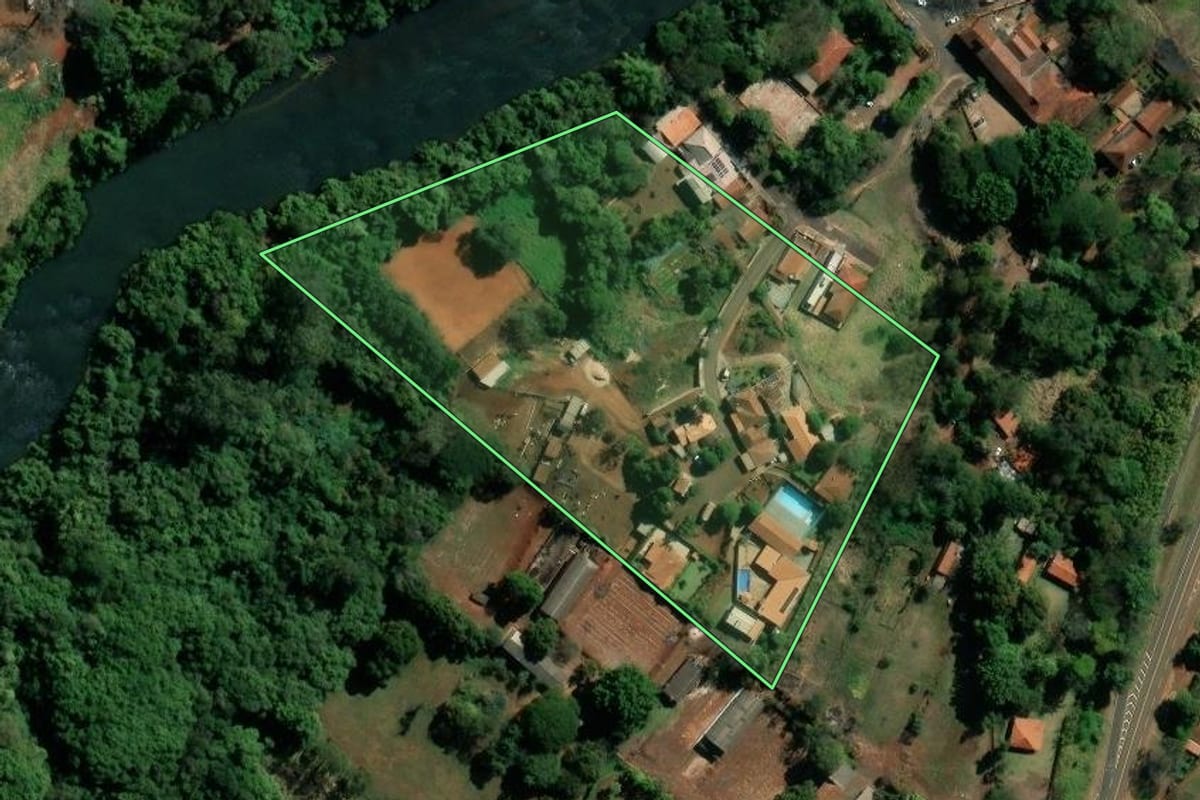 Imagem de satélite do imóvel rural em Santa Cruz do Rio Pardo (SP), com o contorno declarado no CAR desenhado por cima.