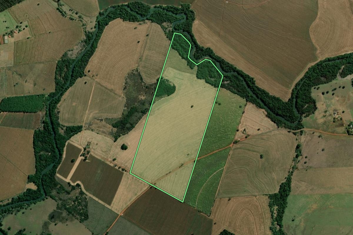Imagem de satélite do imóvel rural em Santa Cruz do Rio Pardo (SP), com o contorno declarado no CAR desenhado por cima.