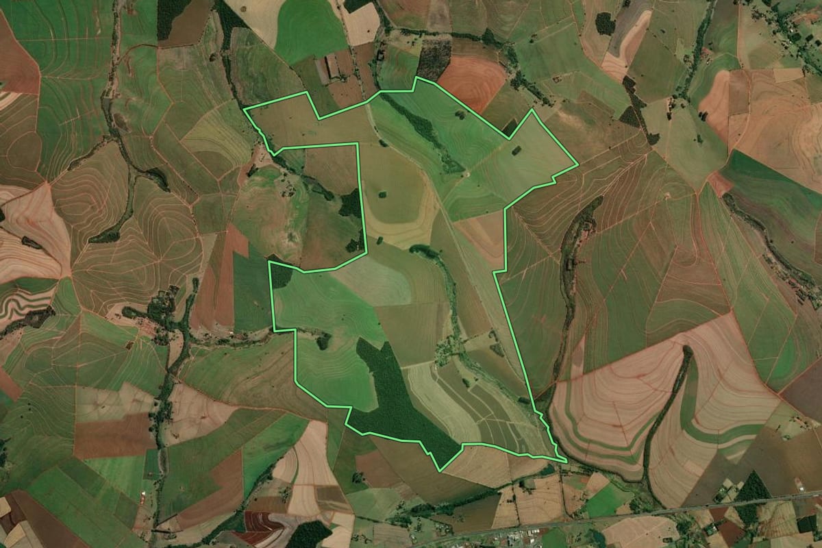 Imagem de satélite do imóvel rural em Santa Cruz do Rio Pardo (SP), com o contorno declarado no CAR desenhado por cima.