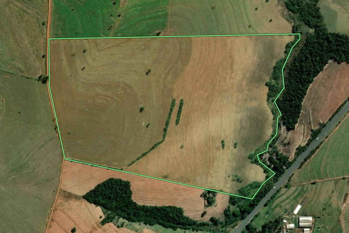 Imagem de satélite do imóvel rural em Santa Cruz do Rio Pardo (SP), com o contorno declarado no CAR desenhado por cima.