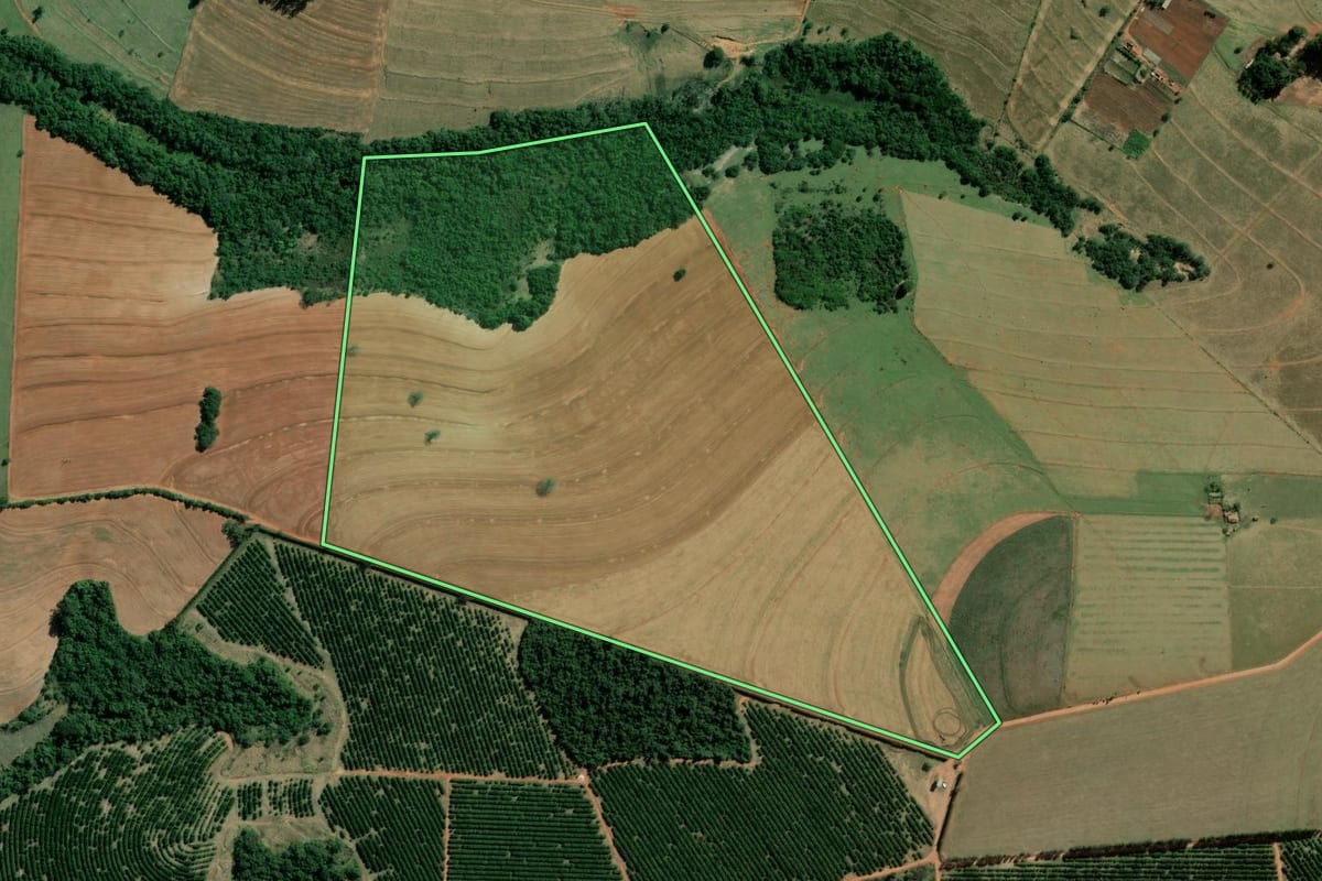 Imagem de satélite do imóvel rural em Santa Cruz do Rio Pardo (SP), com o contorno declarado no CAR desenhado por cima.