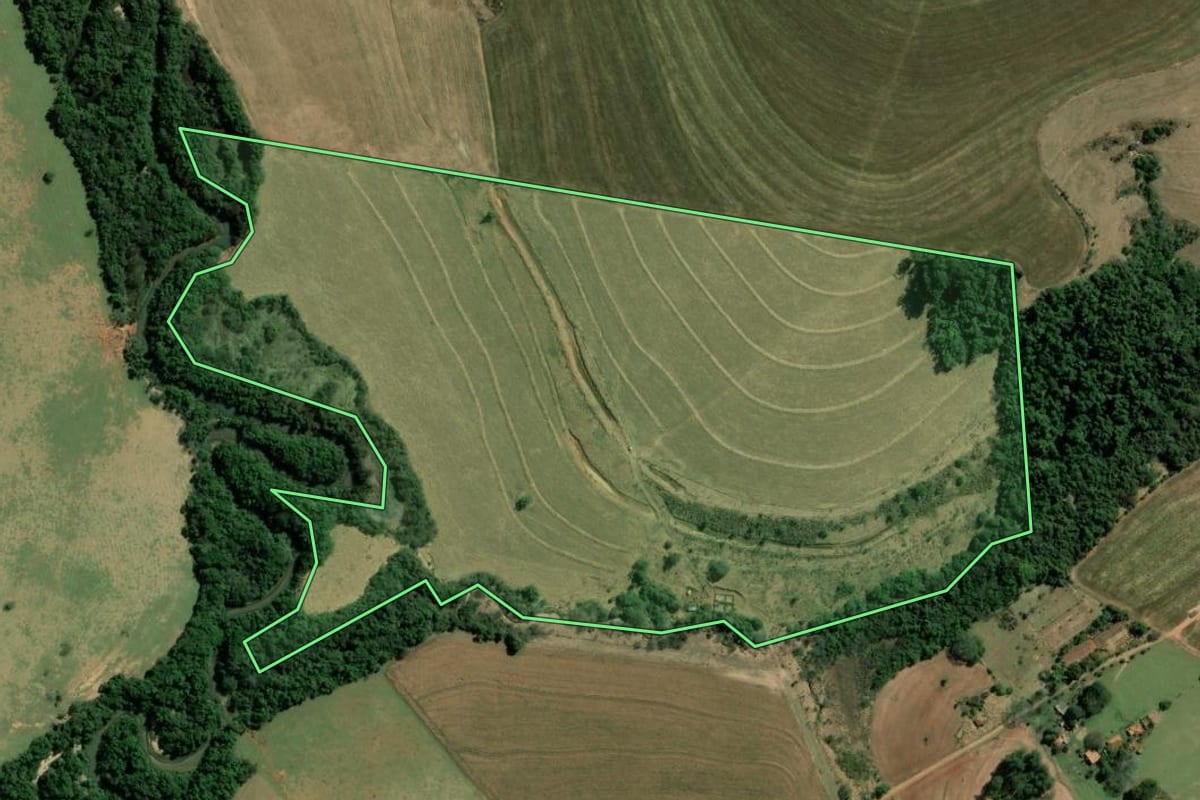 Imagem de satélite do imóvel rural em Santa Cruz do Rio Pardo (SP), com o contorno declarado no CAR desenhado por cima.