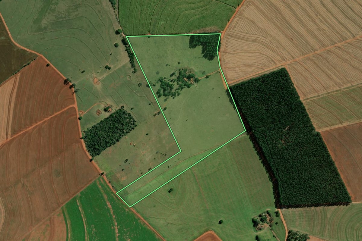Imagem de satélite do imóvel rural em Santa Cruz do Rio Pardo (SP), com o contorno declarado no CAR desenhado por cima.