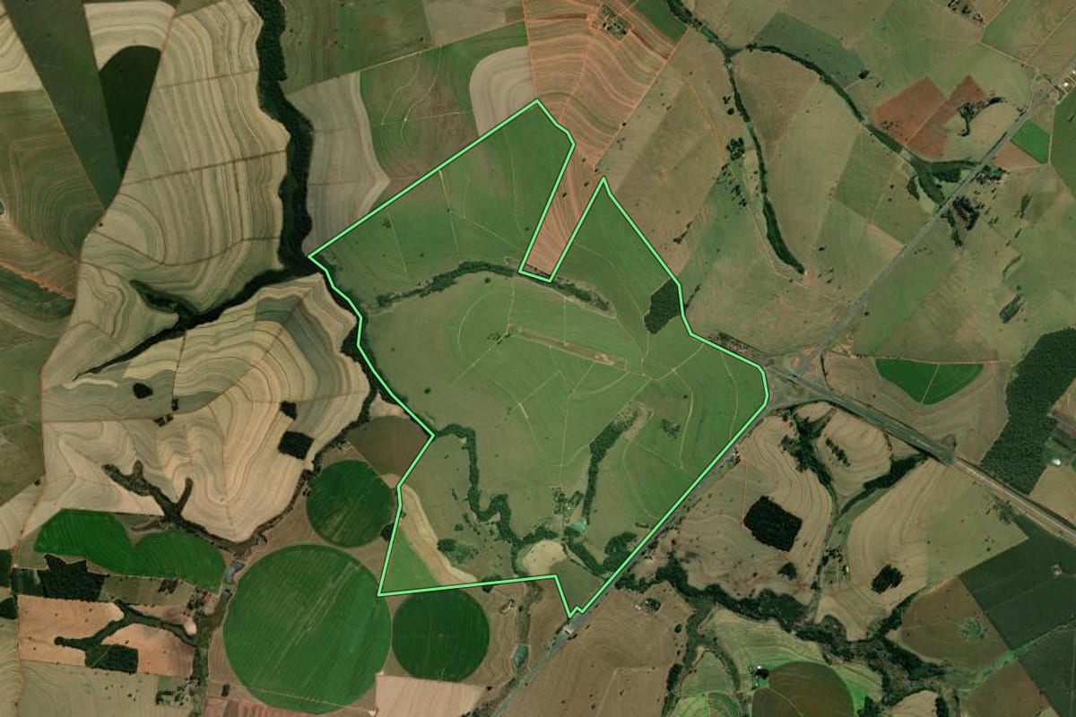 Imagem de satélite do imóvel rural em Santa Cruz do Rio Pardo (SP), com o contorno declarado no CAR desenhado por cima.