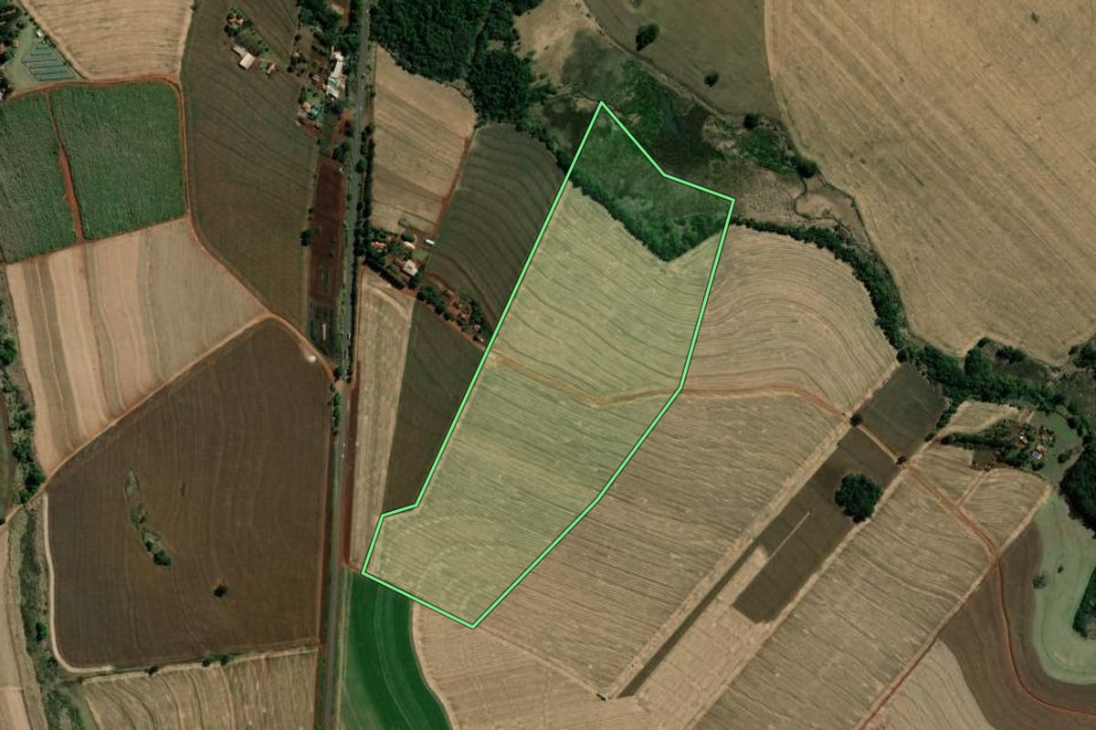 Imagem de satélite do imóvel rural em Santa Cruz do Rio Pardo (SP), com o contorno declarado no CAR desenhado por cima.
