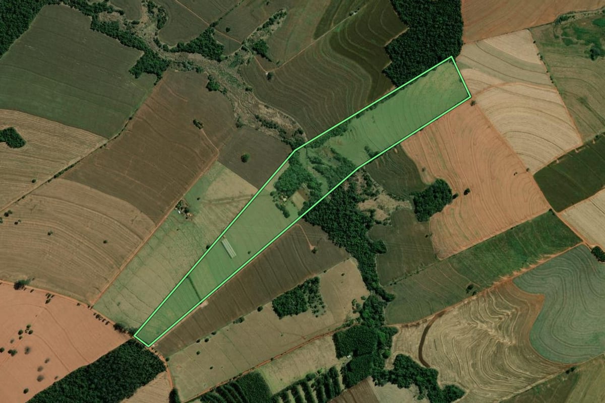 Imagem de satélite do imóvel rural em Santa Cruz do Rio Pardo (SP), com o contorno declarado no CAR desenhado por cima.