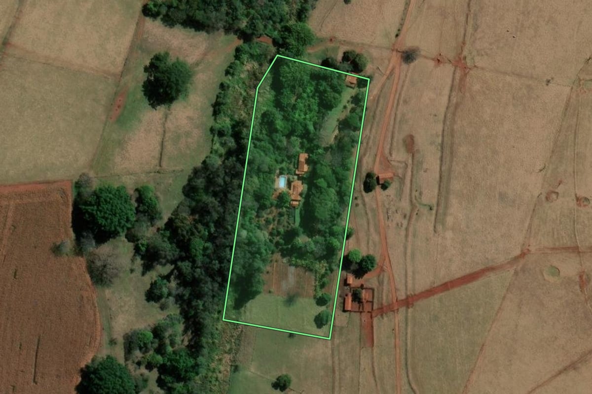 Imagem de satélite do imóvel rural em Santa Cruz do Rio Pardo (SP), com o contorno declarado no CAR desenhado por cima.