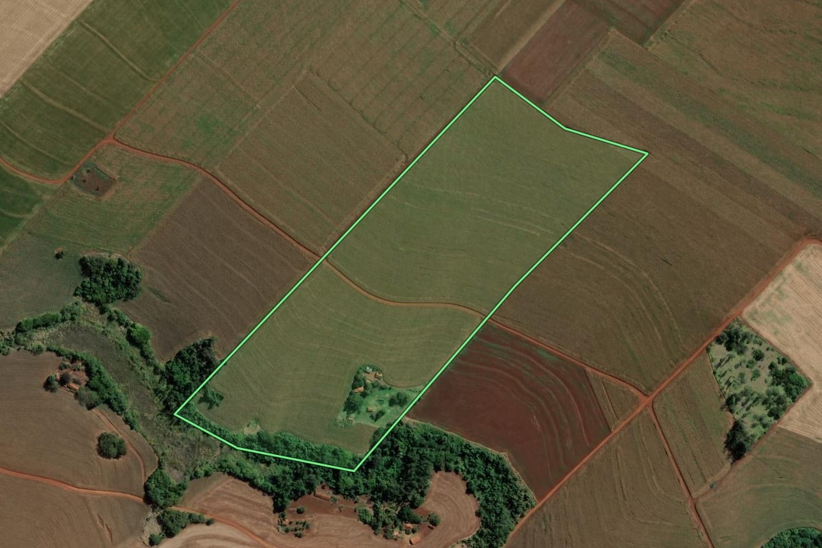 Imagem de satélite do imóvel rural em Santa Cruz do Rio Pardo (SP), com o contorno declarado no CAR desenhado por cima.