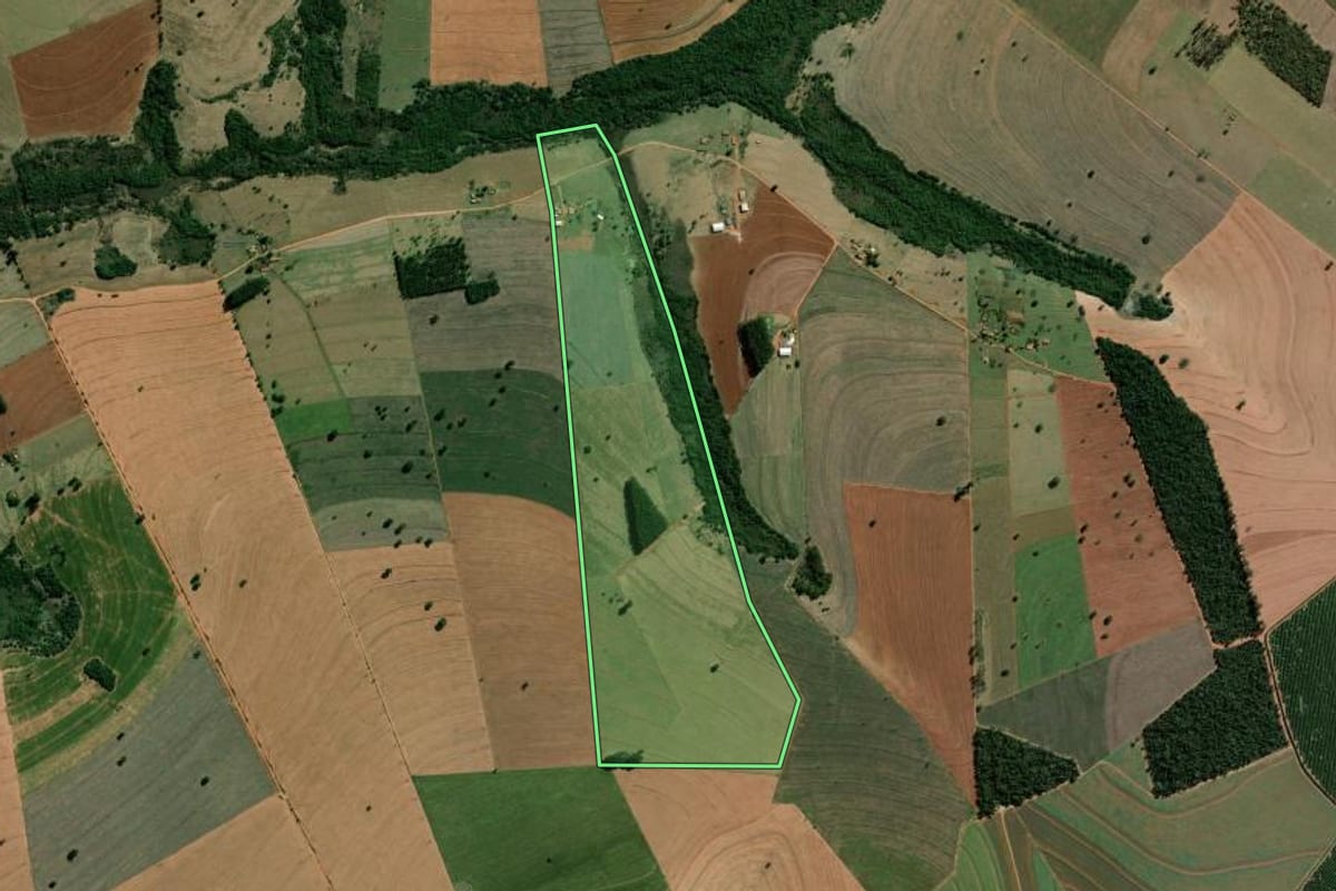 Imagem de satélite do imóvel rural em Santa Cruz do Rio Pardo (SP), com o contorno declarado no CAR desenhado por cima.