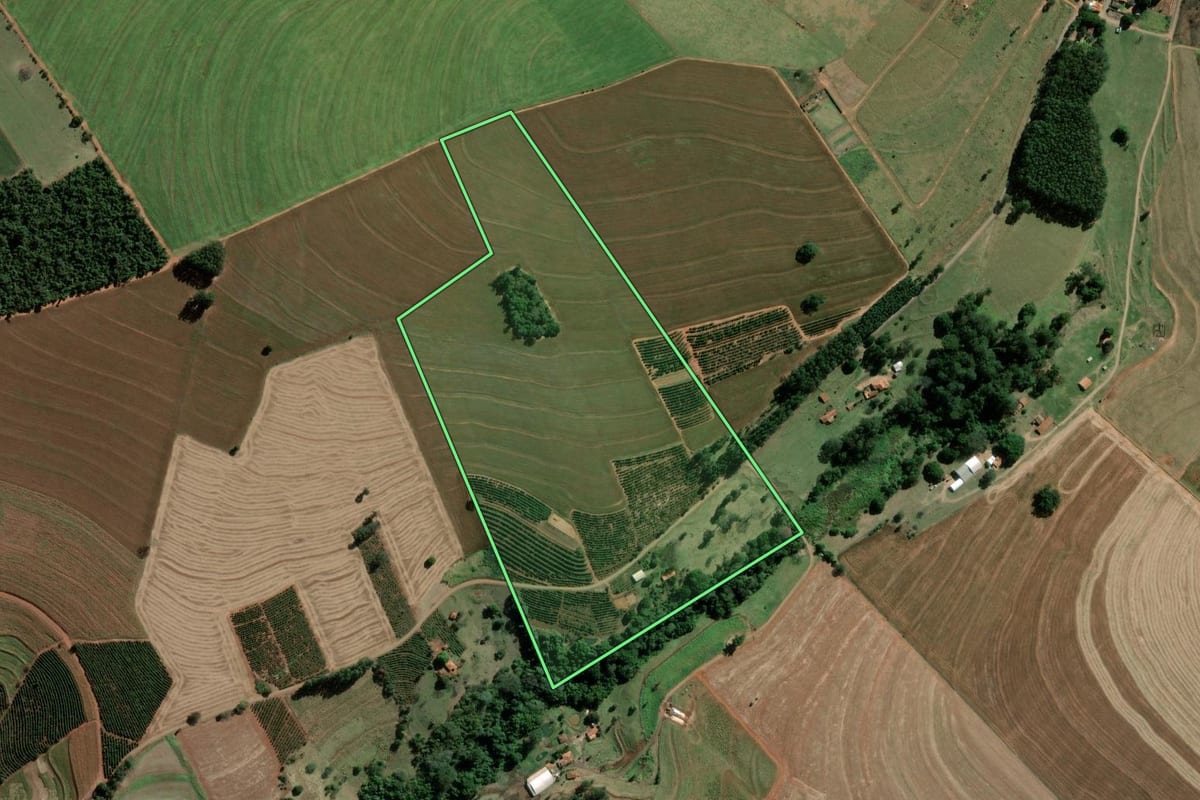 Imagem de satélite do imóvel rural em Santa Cruz do Rio Pardo (SP), com o contorno declarado no CAR desenhado por cima.