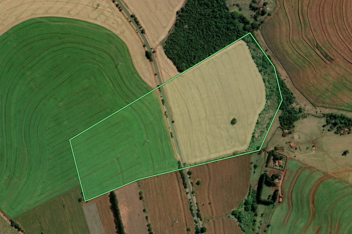 Imagem de satélite do imóvel rural em Santa Cruz do Rio Pardo (SP), com o contorno declarado no CAR desenhado por cima.