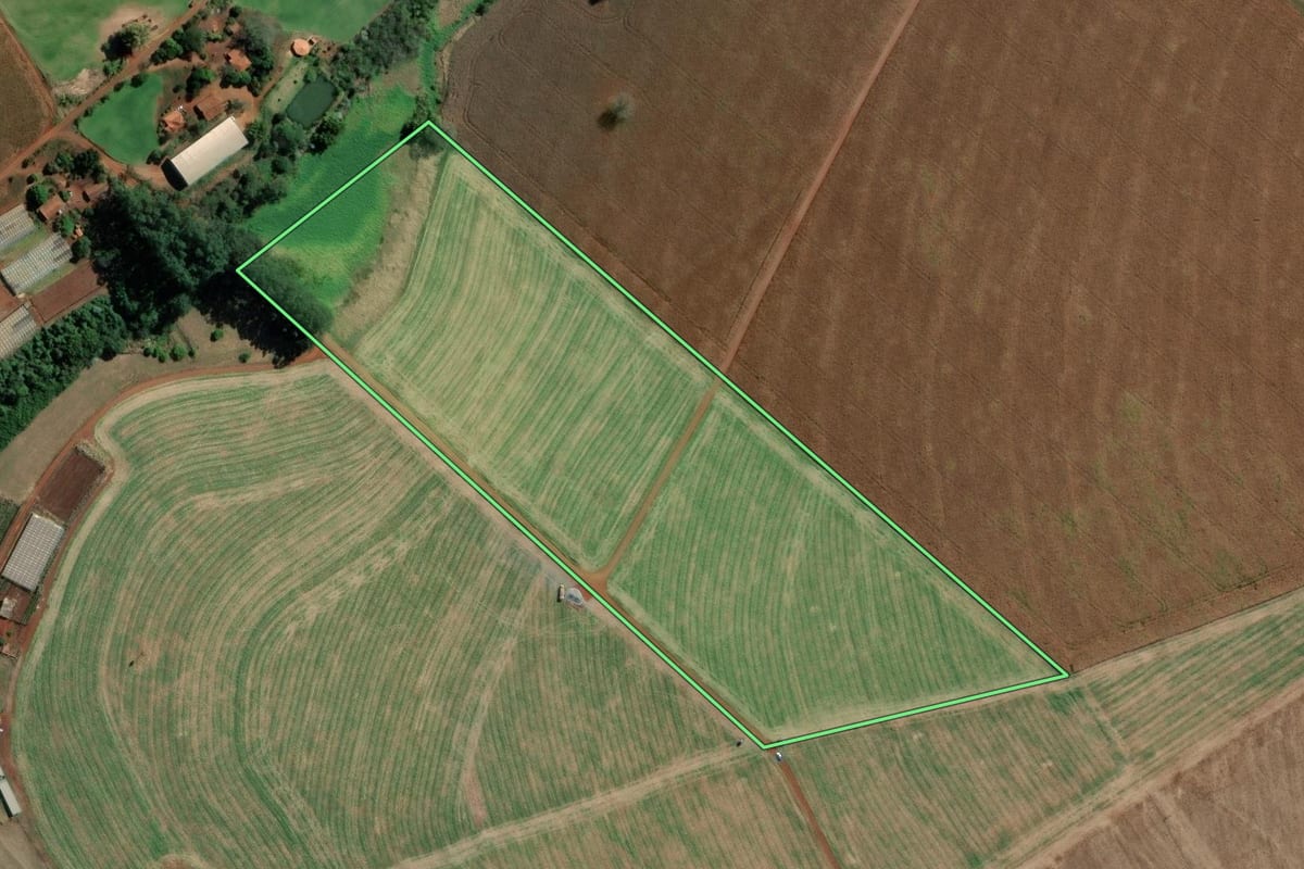 Imagem de satélite do imóvel rural em Santa Cruz do Rio Pardo (SP), com o contorno declarado no CAR desenhado por cima.
