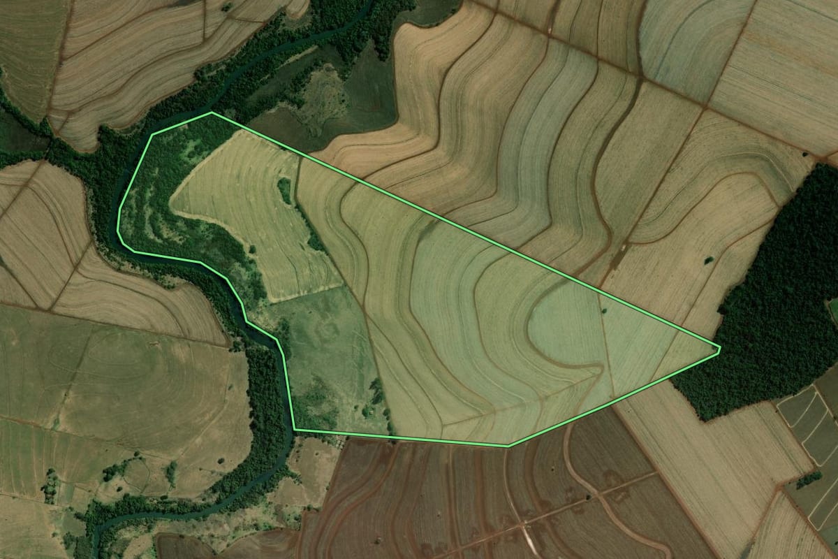 Imagem de satélite do imóvel rural em Santa Cruz do Rio Pardo (SP), com o contorno declarado no CAR desenhado por cima.