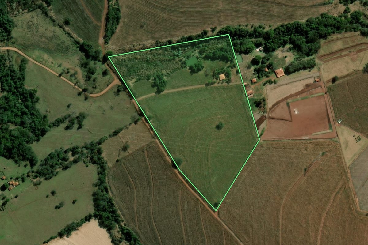 Imagem de satélite do imóvel rural em Santa Cruz do Rio Pardo (SP), com o contorno declarado no CAR desenhado por cima.