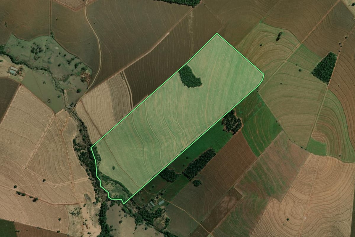 Imagem de satélite do imóvel rural em Santa Cruz do Rio Pardo (SP), com o contorno declarado no CAR desenhado por cima.