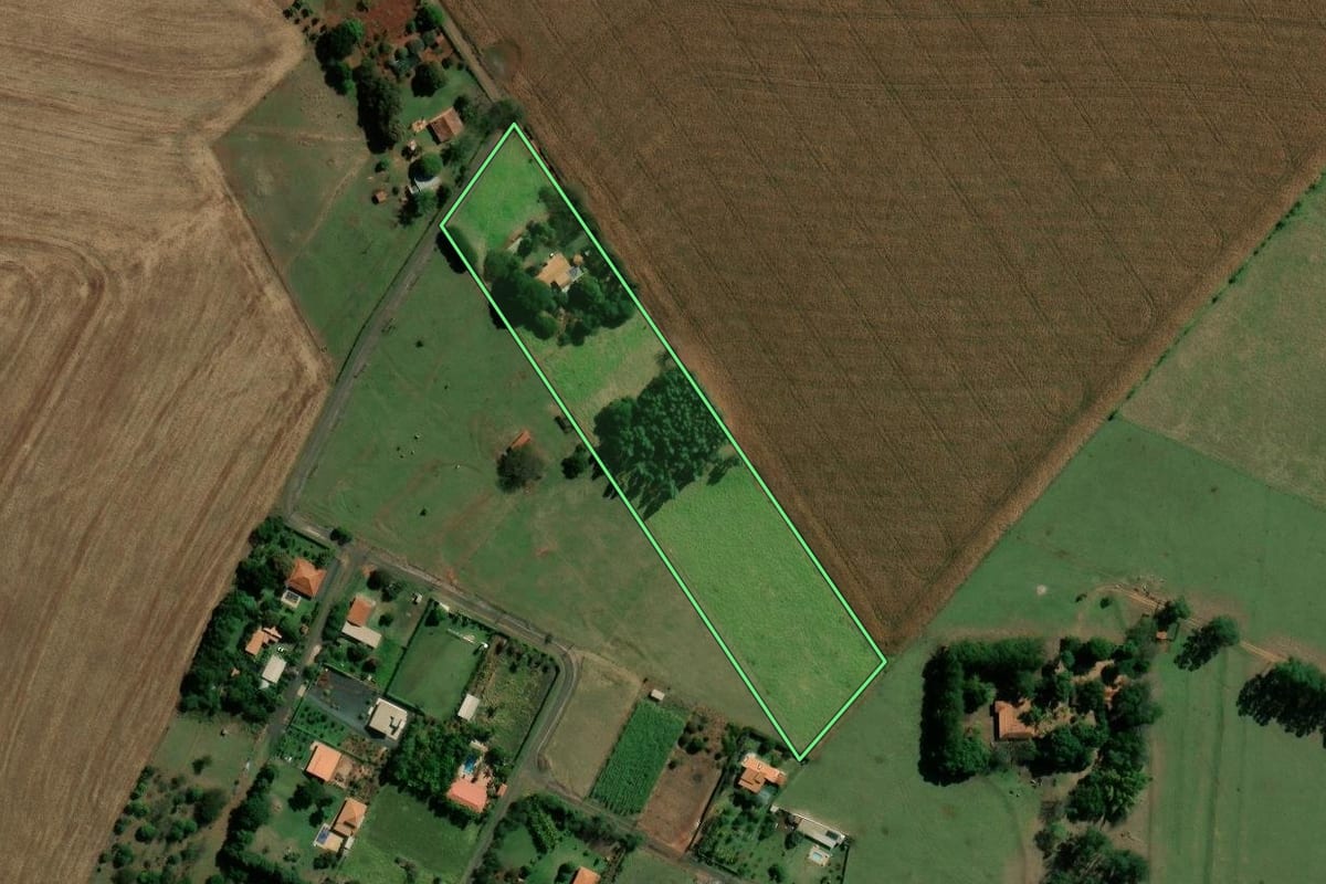 Imagem de satélite do imóvel rural em Santa Cruz do Rio Pardo (SP), com o contorno declarado no CAR desenhado por cima.