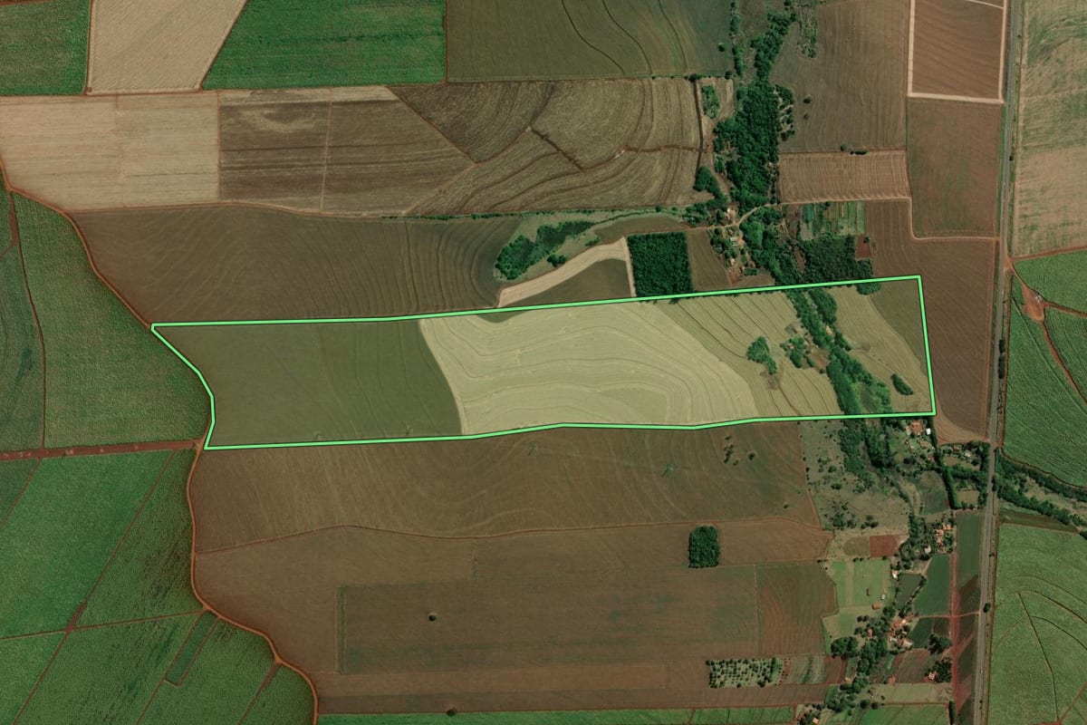Imagem de satélite do imóvel rural em Santa Cruz do Rio Pardo (SP), com o contorno declarado no CAR desenhado por cima.