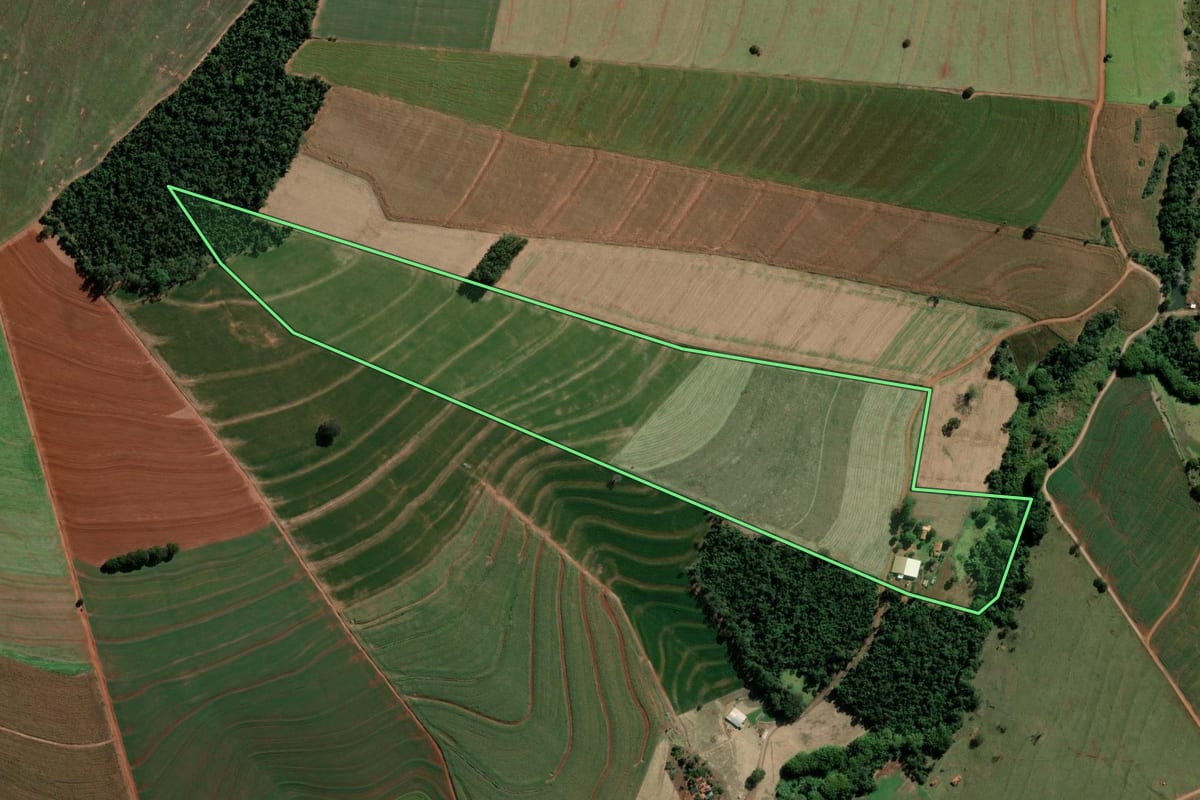 Imagem de satélite do imóvel rural em Santa Cruz do Rio Pardo (SP), com o contorno declarado no CAR desenhado por cima.