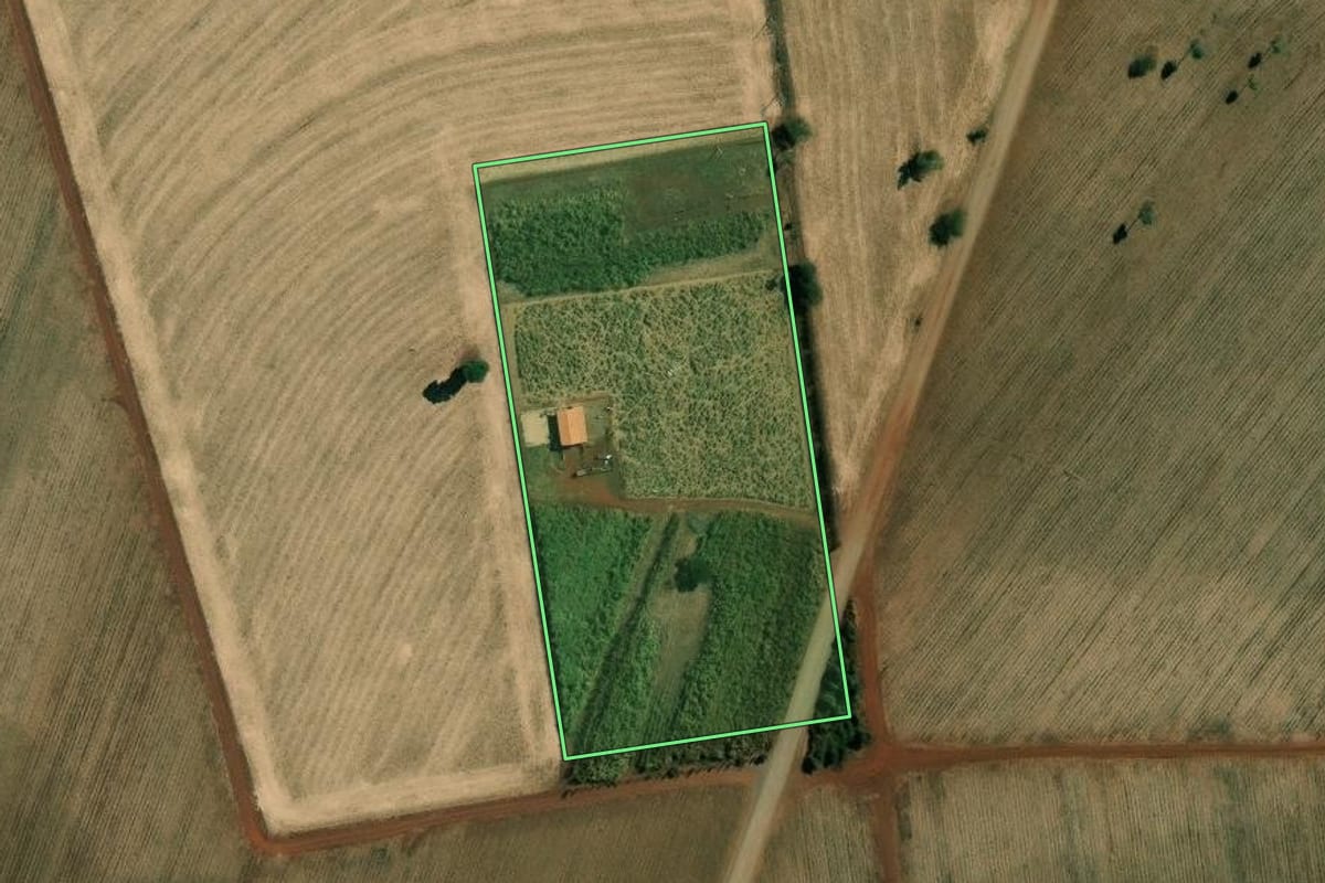 Imagem de satélite do imóvel rural em Santa Cruz do Rio Pardo (SP), com o contorno declarado no CAR desenhado por cima.